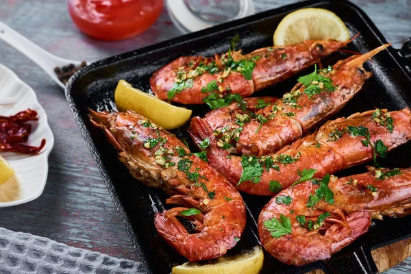 Camarones Grandes Parrilla Con Limón Especias Sartén —  Fotos de Stock