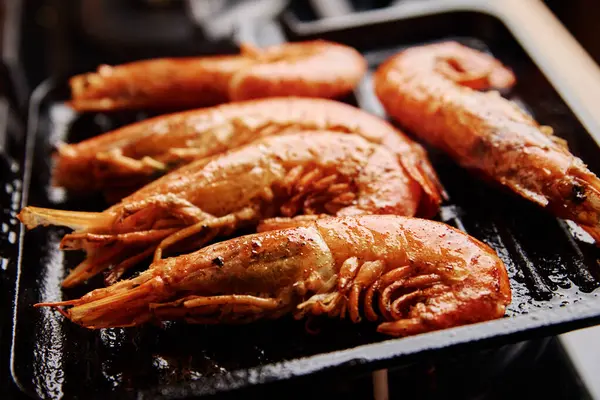 Camarones grandes a la parrilla con limón y especias en la sartén —  Fotos de Stock