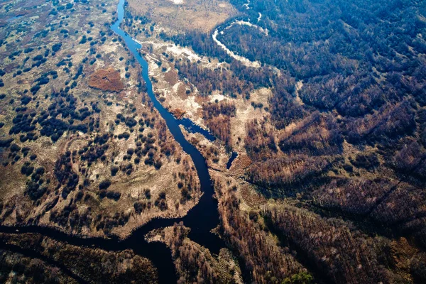 Túlcsorduló folyó a völgyben, légi kilátás — Stock Fotó