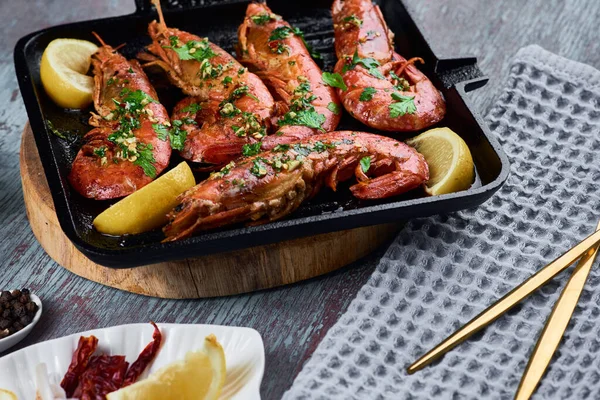 Camarones grandes a la parrilla con limón y especias en la sartén —  Fotos de Stock