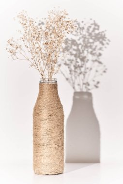 Masaya vazo yerleştir.