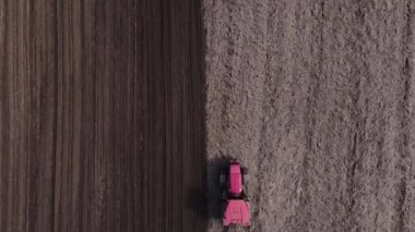 Tarlada tarla süren traktör.
