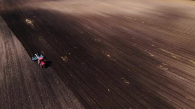 Tarlada tarla süren traktör.