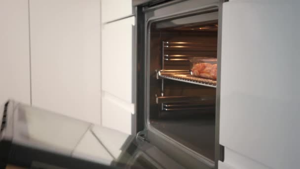 Bouilloire bouillante sur cuisinière à gaz — Video