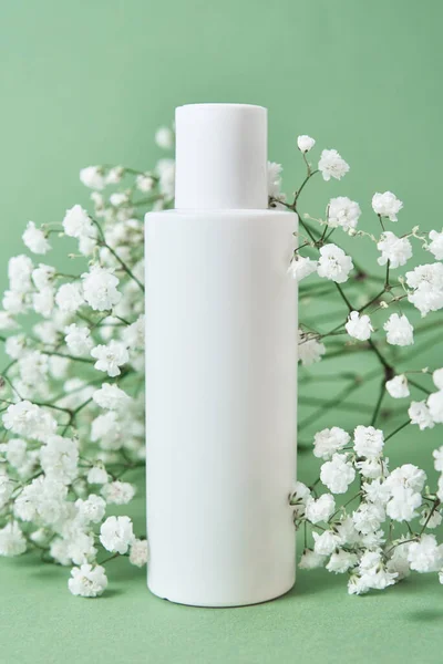Cosmetics beauty mockup. White bottle on pastel background — Stock Photo, Image