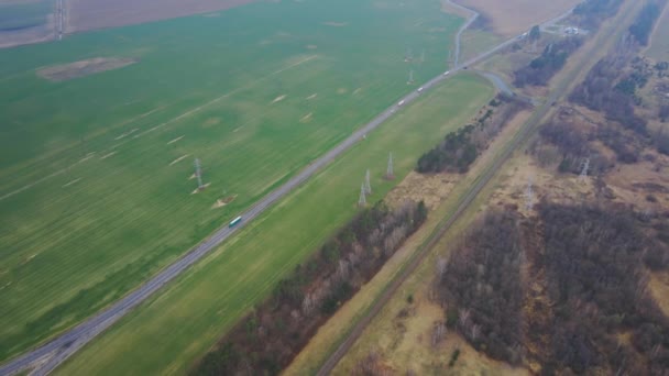 Вид з повітря на дорогу з рухомими автомобілями — стокове відео