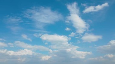 Bulutlu mavi gökyüzü