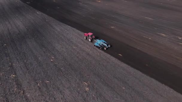 Chariots tracteurs au sol dans un champ agricole cultivé — Video