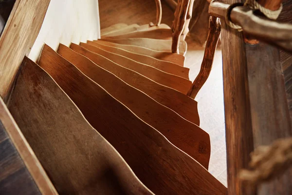 家の中に手すりのある古い木製の階段 2階からの降下 — ストック写真