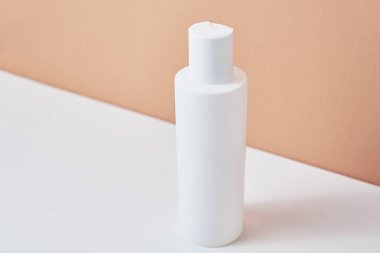 Bej arka planda beyaz kozmetik modeli