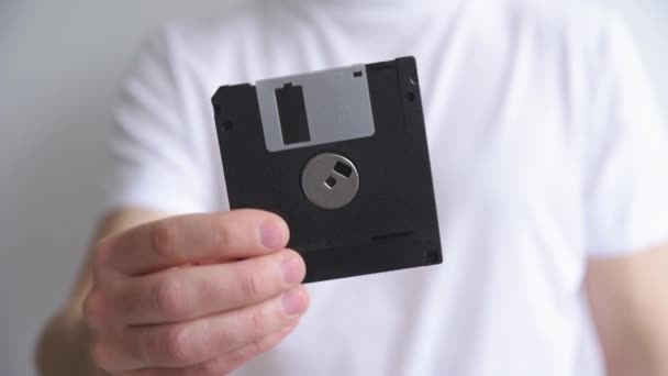 Mann hält Diskette in Händen — Stockvideo