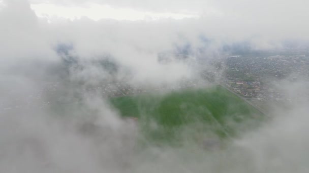 Luftaufnahme der Sommerlandschaft mit Wolken — Stockvideo