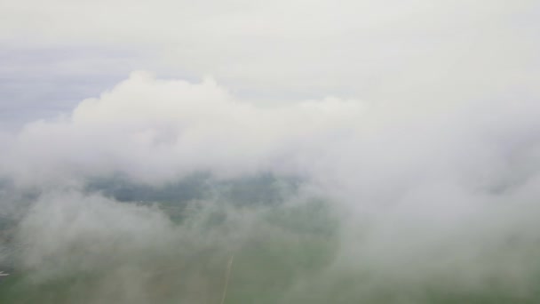 Летний пейзаж с облаками — стоковое видео