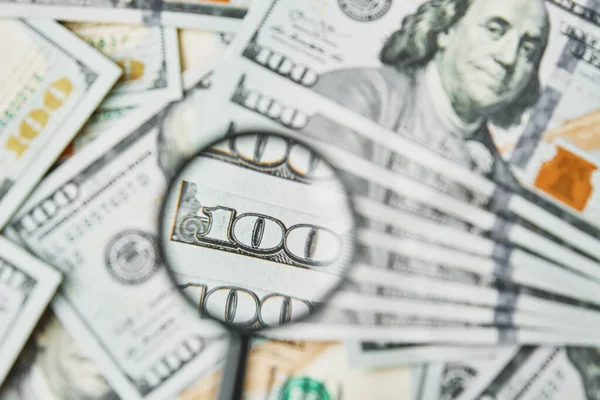 100 dolarlık banknotların üzerindeki büyüteç.