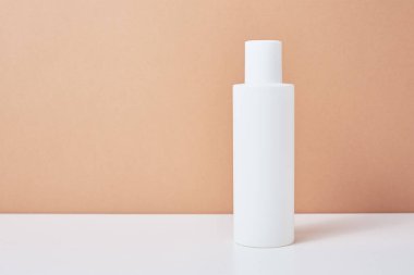 Bej arka planda beyaz kozmetik modeli