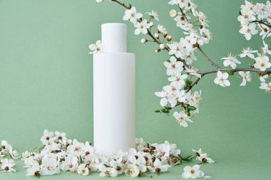 Kozmetik güzellik modeli. Pastel arka planda beyaz şişe