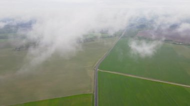 Bulutlu yaz manzarası