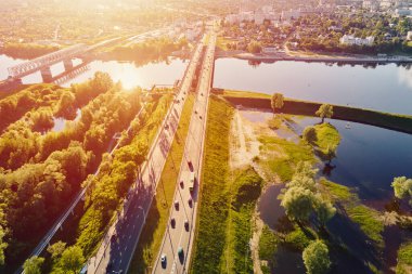 Gomel, Belarus 'taki Sozh nehri üzerindeki köprü. Hava görünümü