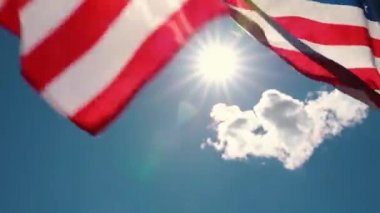 Mavi gökyüzüne bayrak sallayarak