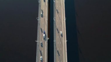 Nehrin üzerindeki köprüde hava manzarası ve şehirde trafik var.