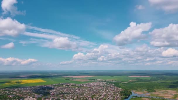 Vista aérea da ponte sobre o rio com tráfego de automóveis na cidade — Vídeo de Stock