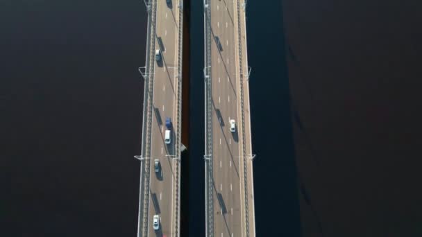 Luftaufnahme einer Brücke über den Fluss mit Autoverkehr in der Stadt — Stockvideo