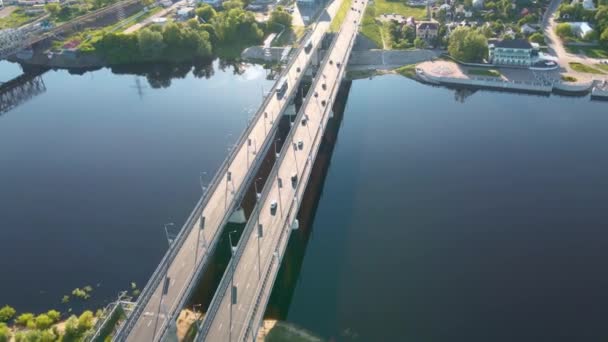 Вид з повітря на міст через річку з автомобілем у місті — стокове відео