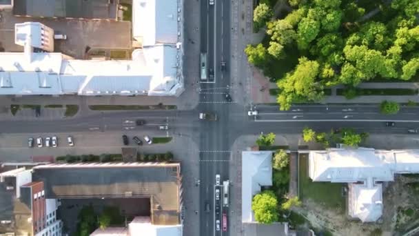 Перехрестя в місті, вид з повітря. Міський пейзаж з автомобільним рухом — стокове відео