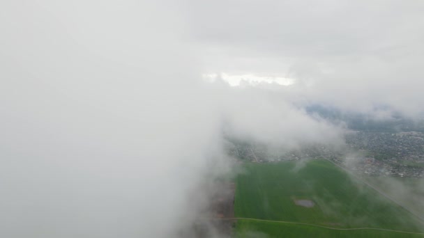 Luftaufnahme der Sommerlandschaft mit Wolken — Stockvideo