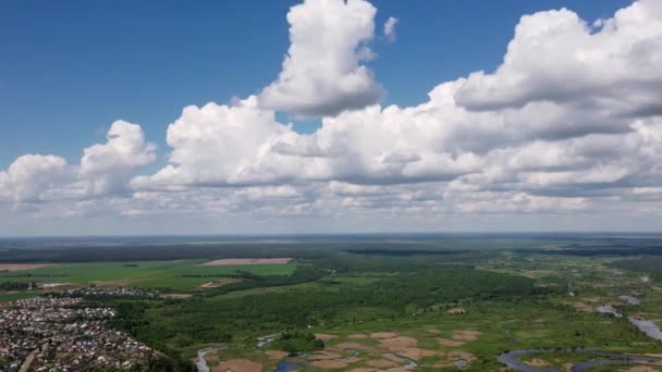 Hyperlaps mit flauschigen Wolken am Himmel über der Naturlandschaft — Stockvideo