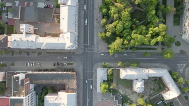 Перехрестя в місті, вид з повітря. Автомобільний рух — стокове відео