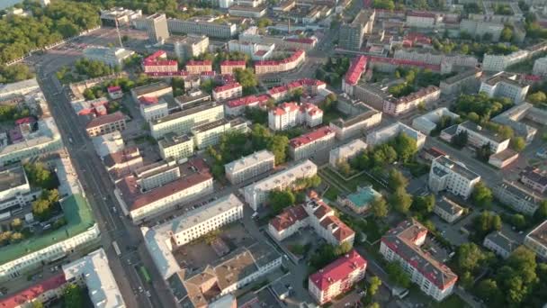 Vista aérea da cidade bairro residencial ao pôr do sol — Vídeo de Stock