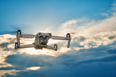 Gökyüzünde uçan Quapcopter