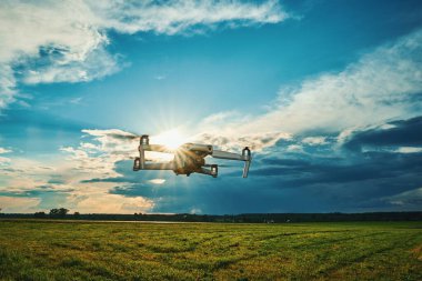 Gökyüzünde uçan Quapcopter