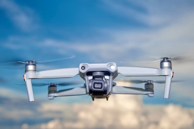 Gökyüzünde uçan Quapcopter