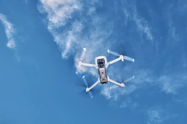 Quapcopter volant dans le ciel — Photo