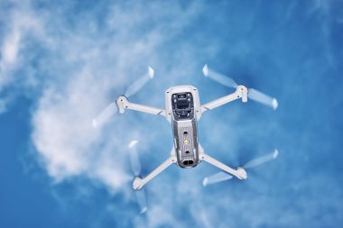 Gökyüzünde uçan Quapcopter