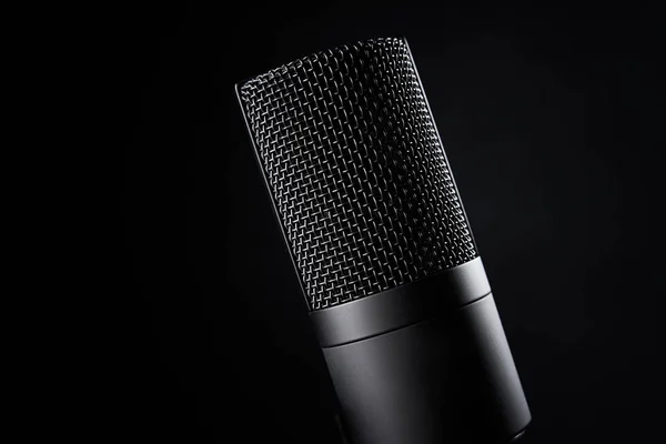 Stúdió mikrofon sötét háttérrel — Stock Fotó