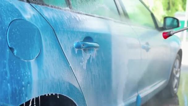 Cleaning car with high pressure water at car wash station — Stock Video