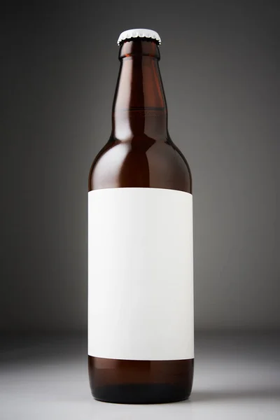 Макет бутылки пива — стоковое фото