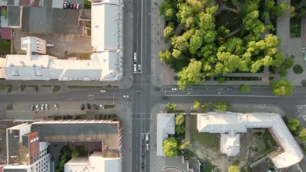Перехрестя в місті, вид з повітря. Автомобільний рух — стокове відео
