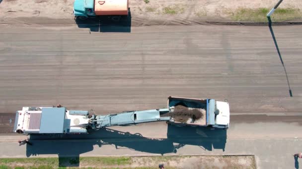 도로 보수. 무거운 기계가 아스팔트 층을 제거 한다 — 비디오