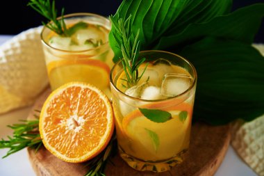 Portakallı taze limonata, masada cam biberli.