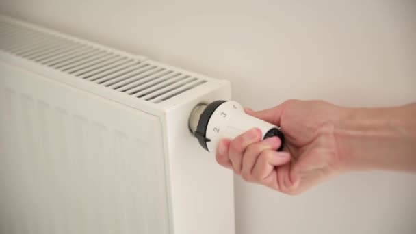 Femme main réglage de la température sur radiateur thermique — Video