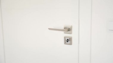 Kadın açık kapı girişi odada.