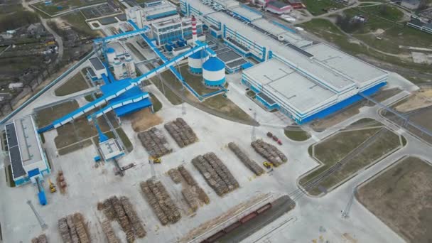 Вид с воздуха на современную фабрику — стоковое видео