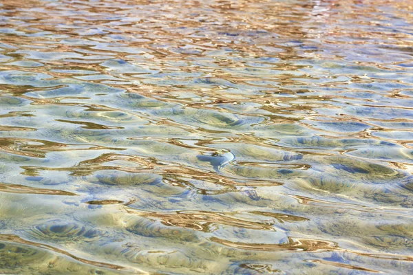 Сохнущая поверхность воды с отражением — стоковое фото