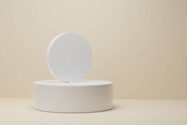 Pastel arka planda beyaz daire podyumlarının 3d görüntülenmesi.