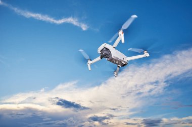 Gökyüzünde uçan Quapcopter
