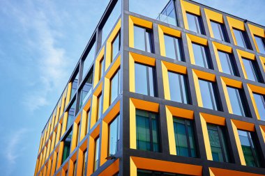 Pencereli modern ofis binası